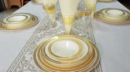 עיצוב שולחן עם כלים חד פעמיים